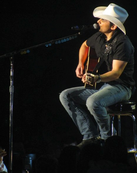 Country music artist Brad Paisley performing his music live.
