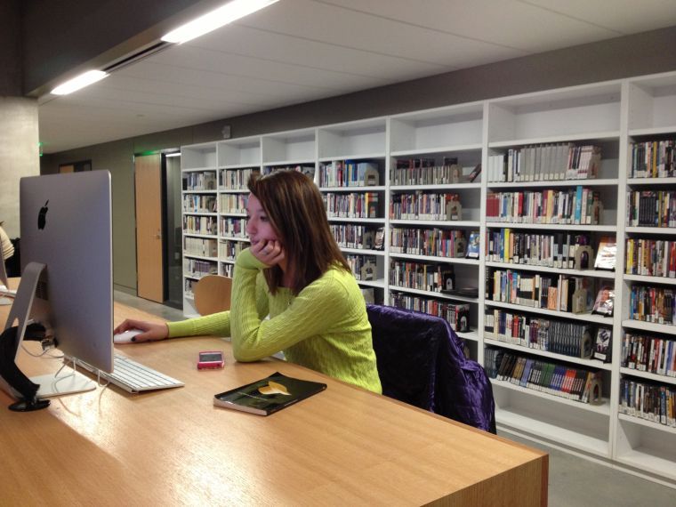 Students use print and digital resources in the Munday Library for undergraduate research