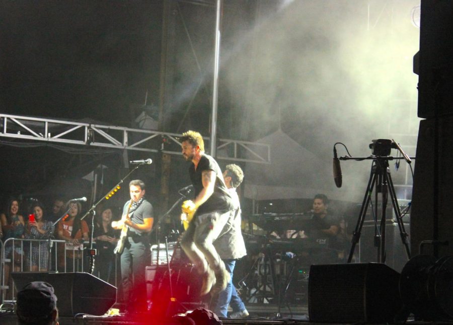 Juanes%2C+a+Colombia+native%2C+knows+how+to+pump+up+a+crowd.