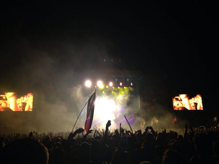 Skrillex put on a bright light show coupled with dance beats, invoking an atmosphere of a club on the field.