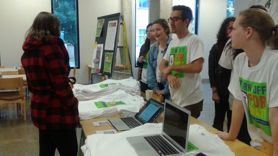 Students for Sustainability give students a t-shirt in exchange for pledging to reduce their energy consumption.