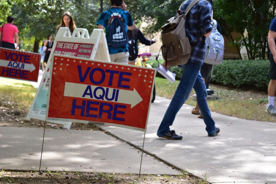 Hundreds turn out for early voting on St. Edwards campus amid Trump, Clinton investigations