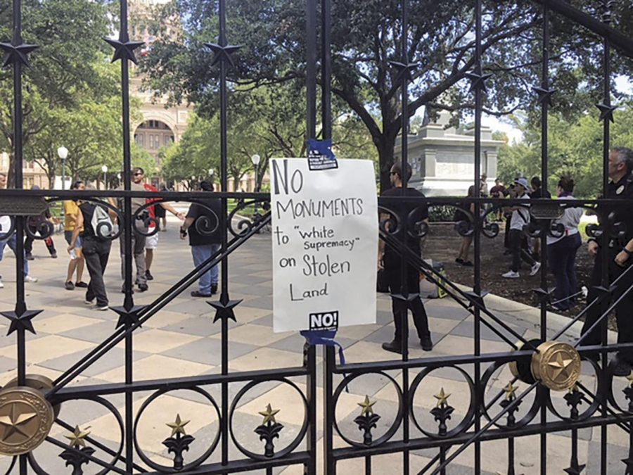 Protesters+posted+signs+around+capitol.