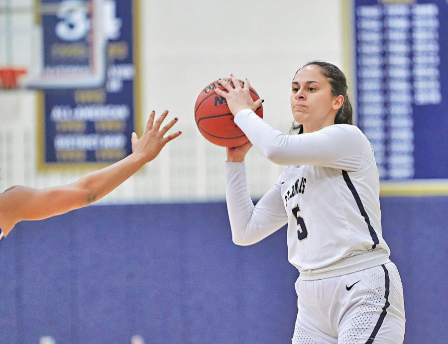 Isabel Hernandez is averaging team-high 15 points per game in senior season.