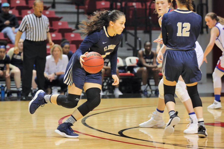 Senior+forward+Isabel+Hernandez+ends+her+collegiete+career+with+an+All-Heartland+Conference+First-Team+selection.