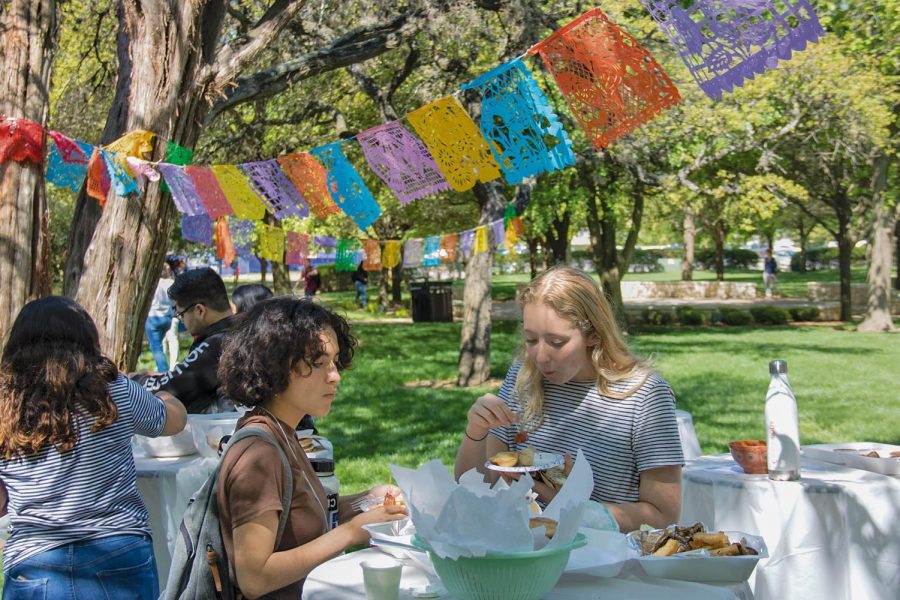 Students+crowd+around+vendor+and+food+tables+to+celebrate++with+their+peers.+A+few+dishes+provided+included+coquetas%2C+empanadas%2C+tequenos+and+ceviche.+