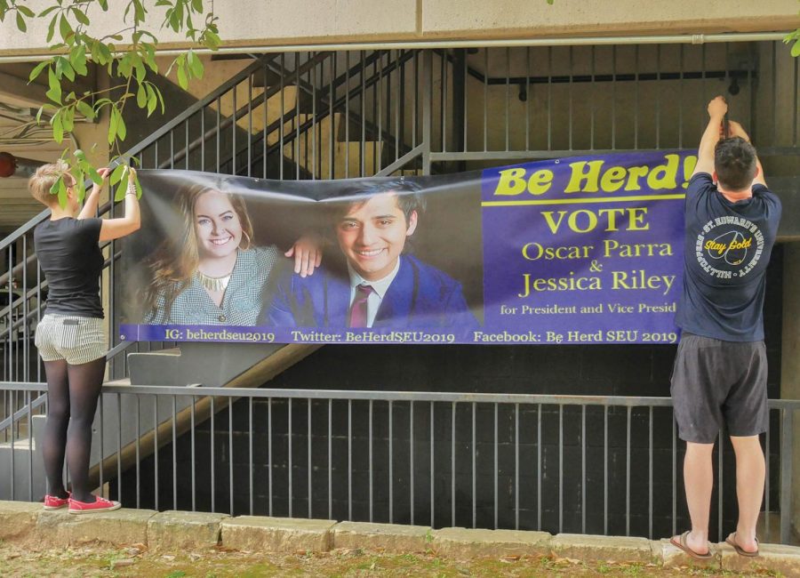 Students set up campaign sign for presidential/vice presidential candidates Oscar Parra and Jessica Riley. 