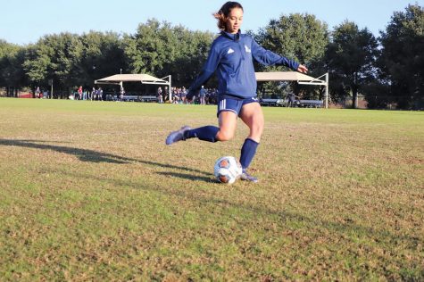 Elianna Chavez practices in preparation for this week’s matchup with Angelo State. The midfielder recently earned the Lone Star Conference Offensive Player of the Week.