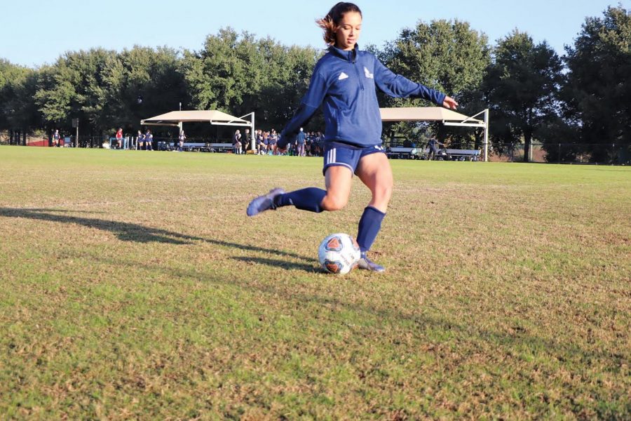 Elianna+Chavez+practices+in+preparation+for+this+week%E2%80%99s+matchup+with+Angelo+State.+The+midfielder+recently+earned+the+Lone+Star+Conference+Offensive+Player+of+the+Week.