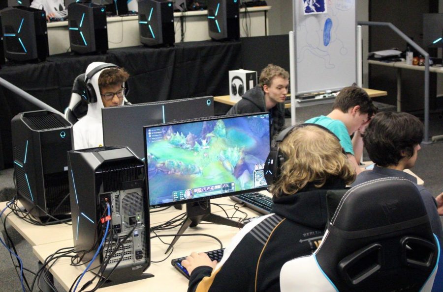 Esports+varsity+team+doubles+in+size%2C+promotes+gaming+among+local+schools