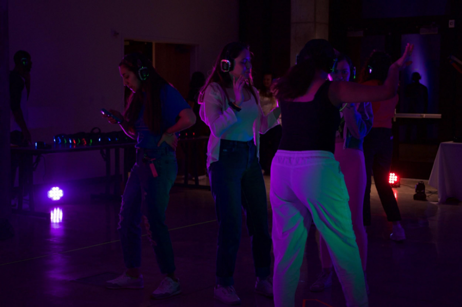 Students+hit+the+dance+floor+at+silent+disco.+On+the+dance+floor%2C+you+can+choose+to+group+together+on+the+same+station+with+friends+or+go+your+own+way.+