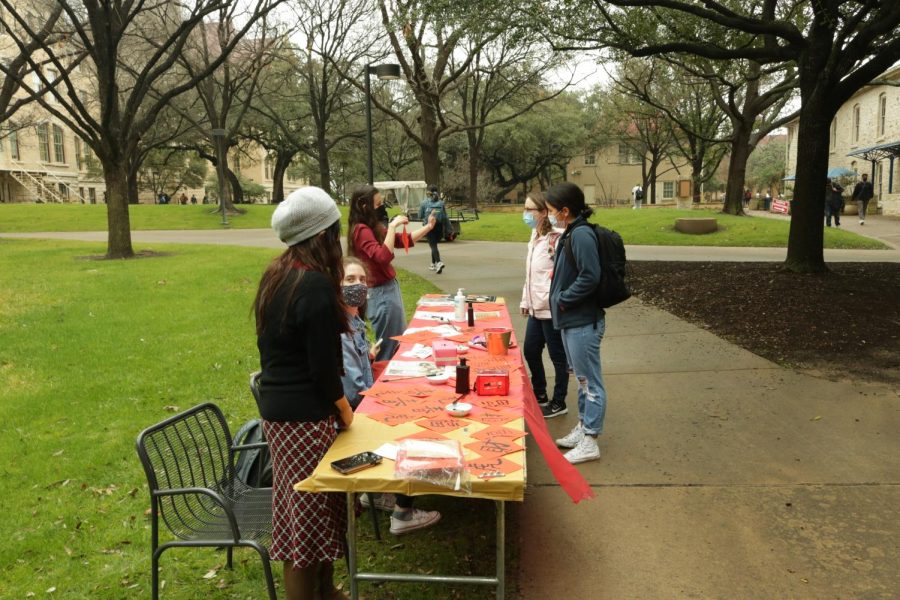 Students visit Chinese Club’s table on Ragsdale Lawn to celebrate and learn about Chinese New Year on Feb. 1. Members encouraged students to participate in calligraphy and creating couplet. 