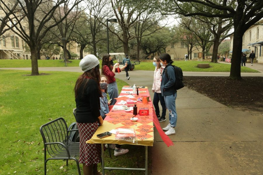 Students+visit+Chinese+Club%E2%80%99s+table+on+Ragsdale+Lawn+to+celebrate+and+learn+about+Chinese+New+Year+on+Feb.+1.+Members+encouraged+students+to+participate+in+calligraphy+and+creating+couplet.+