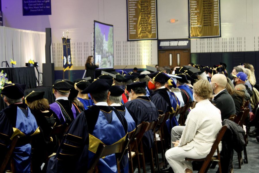 A crowd of alumni, faculty and other visitors show support for the newly inaugurated president. 