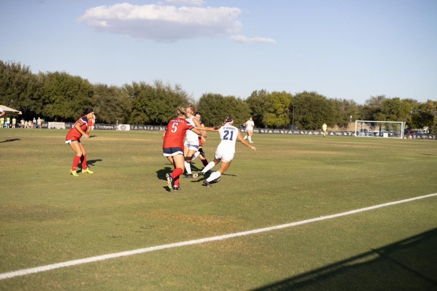 Izzy Siniscalchi gains possession of the ball.