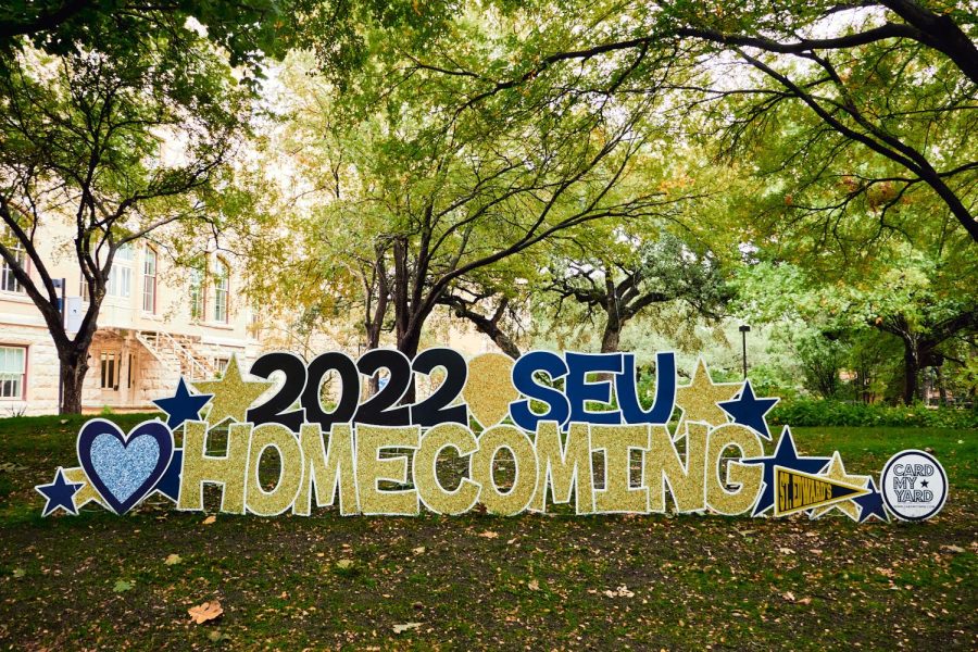 Ragsdale+lawn+is+decorated+in+SEU+colors+as+the+campus+welcomes+in+the+homecoming+season+with+spirit+week.