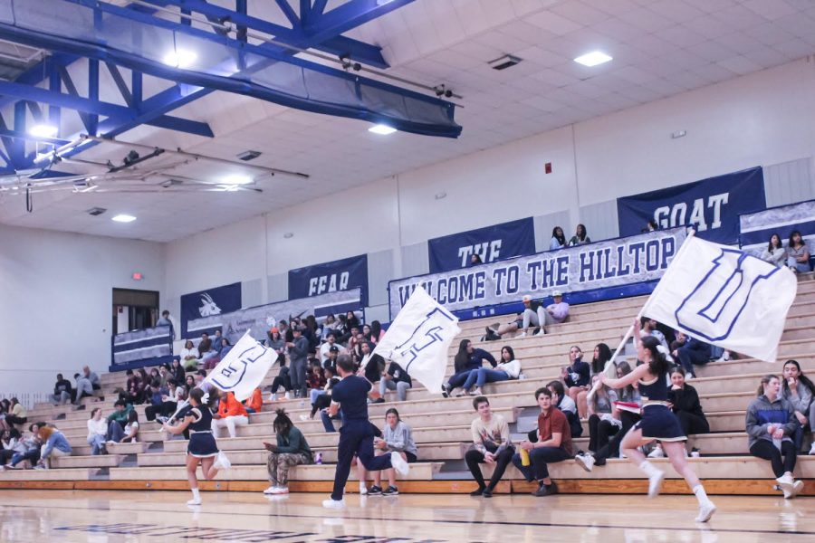 SEU+cheerleaders+rallying+the+crowd.