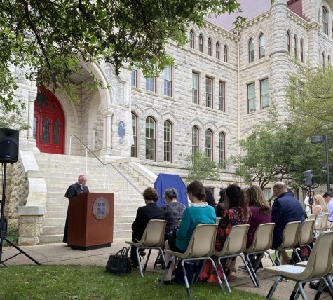 Rev. Vásquez opens the ceremony in front of Main Building to a crowd set up on the lawn.
