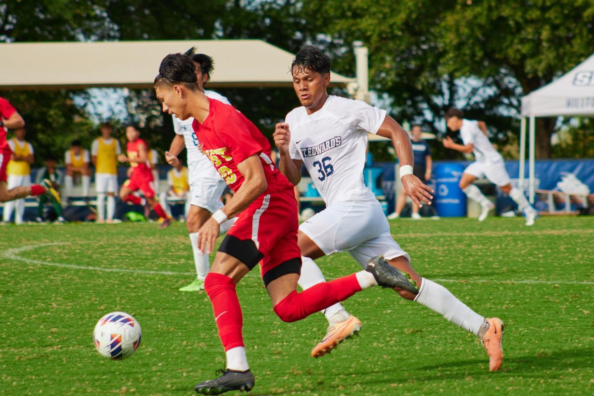 Carlos Huato battles for possession.