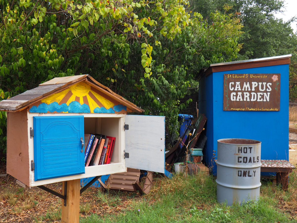 The+little+library+located+outside+the+community+garden+with+books+students+are+encouraged+to+borrow.