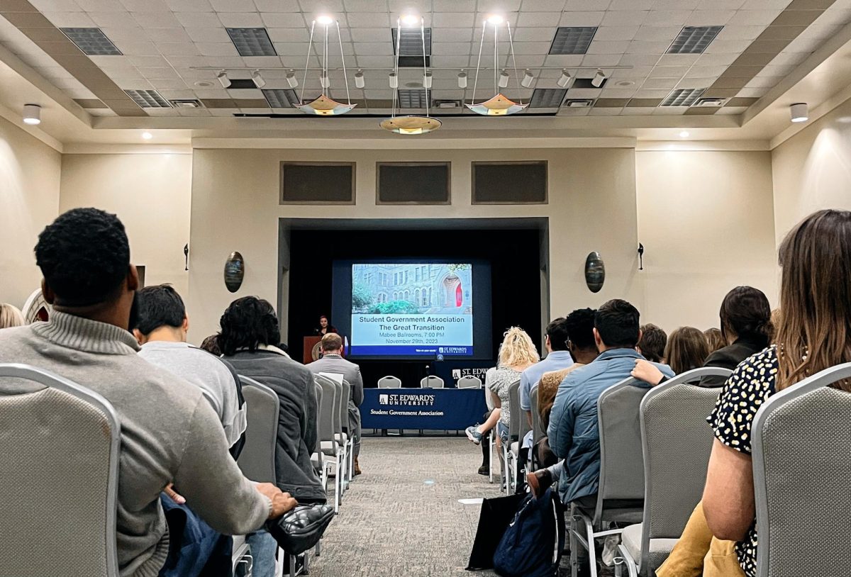 Students+gather+in+Mabee+Ballroom+to+witness+the+induction+ceremony+and+the+weekly+senate+meeting.+The+meeting+was+led+by+former+SGA+vice+president+Matthew+Gerrets.