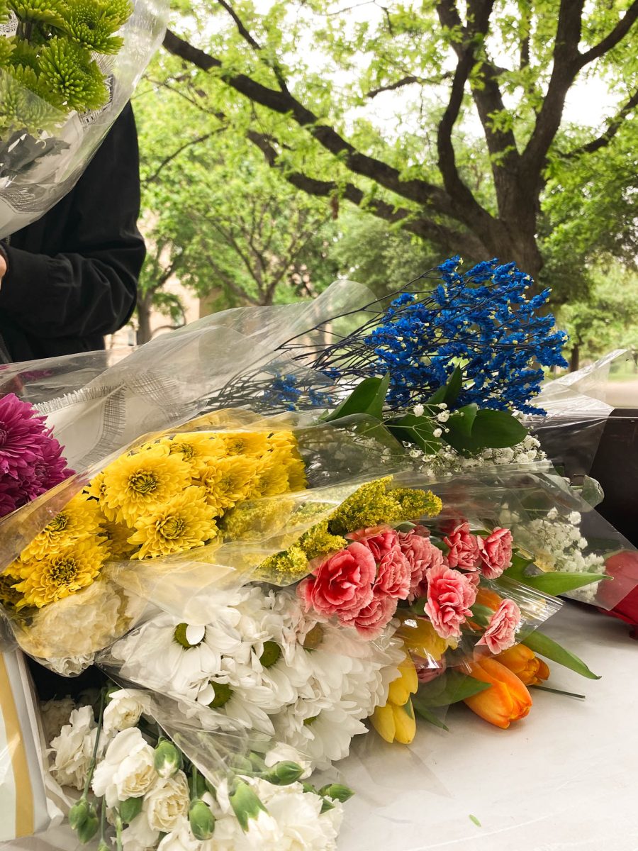  LSLO tabled outside of Ragsdale with different flowers such as roses, tulips, dahlias and peonies. Students were encouraged to choose the flower they felt had the most meaning to them and the women that inspired them.