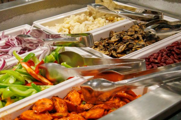 A new layout at the Topper Eats salad bar, open from 7:30 a.m. to 8:30 p.m. The extended hours allow students to grab food whenever they need it during the day, an improvement from the previous hours that shut down for transition periods.